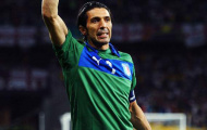 Buffon nhắc nhở đồng đội giữ đôi chân trên mặt đất