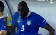 Video: Balotelli bị sặc nước