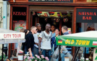 Balotelli chuẩn bị cho trận gặp Đức ở… quán bar