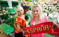 Muôn cách Cổ động viên ủng hộ Tây Ban Nha: Từ hàng hoa tới hàng thịt