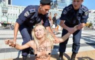 Femen phá chung kết Euro 2012, chửi UEFA