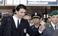 Tifosi chào đón thầy trò Prandelli như người hùng