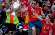 Video: Alvaro Arbeloa nhảy khỏi xe bus ăn mừng chiến thắng