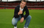 Video: Podolski ra mắt và chào sân Emirates