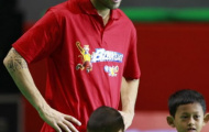 Fabregas chơi bóng với trẻ em Indonesia