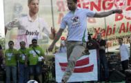 Video: Xabi giao lưu và tham gia hoạt động cộng đồng với các fan tại Indonesia
