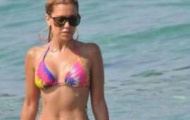 Bà xã Van der Vaart diện bikini “đốt cháy” mùa Hè