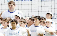 Casillas hy sinh nghỉ Hè để làm từ thiện