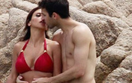 Bồ Fabregas tụt áo bơi tắm nắng