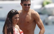 Vắng vợ, Gerrard say sưa ngắm mỹ nữ