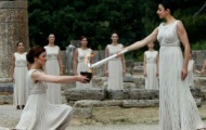 Video: Nghi thức thắp sáng ngọn đuốc Olympic 2012 tại Hy Lạp