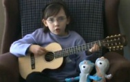 Video: Bé Molly ôm guitar hát ca khúc linh vật Olympic 'On a Rainbow'