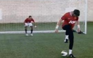 Video: De Gea và Chicharito thi sút penalty bằng... gót!