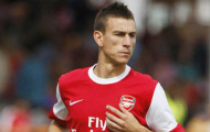 Barca săn đón trung vệ của Arsenal