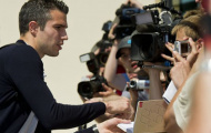 Van Persie muốn ra đi: Đừng nghĩ là vì tiền
