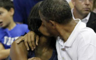Video: Xem Tổng thống Obama 'tình tứ' hôn vợ trong trận đấu bóng rổ của tuyển Mỹ