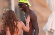 Balotelli vui vẻ bên hai người đẹp