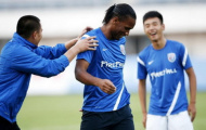 Fan cuồng mặc váy trèo hàng rào để tiếp cận Drogba
