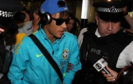 Neymar bị 'quây' kín khi tới London