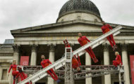 Video: Màn biểu diễn của nhóm nghệ sỹ nhào lộn Streb trước quảng trường Trafalgar (London)