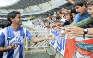 Video La Liga: Carlos Vela ra mắt Sociedad trong sự chào đón của rừng fan nhí
