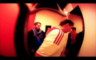 Hàng loạt fan Ajax bị quay lén khi đang thay đồ