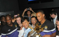 Video: Man City được đón chào nồng nhiệt tại Bắc Kinh và gặp gỡ Jackie Chan