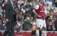 Van Persie vẫn chưa thể ra đi