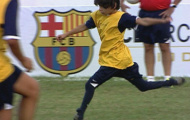 Chuyện về cậu bé không có bàn chân được Barca mời chơi bóng