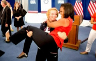 Đô vật...bế vợ Tổng thống Mỹ