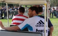 Video: Xabi Alonso bất ngờ rời sân tập vì bị bong gân mắt cá chân