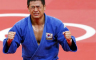 Nhà vô địch judo cúi lạy HLV