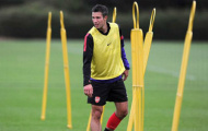 Van Persie miễn cưỡng trở lại Arsenal
