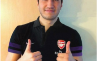 Nuri Sahin chụp ảnh với áo Arsenal