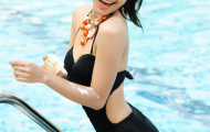 Hot girl Tường Vy 'hạ nhiệt' mùa hè ở bể bơi