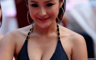 Nữ tiếp viên hàng không đồng loạt trút xiêm y, thi... bikini
