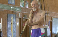Cụ ông 90 tuổi lập kỷ lục thế giới môn nhảy sào