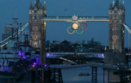 Video: Mặt trăng và vòng tròn Olympic gặp nhau trên cầu Tower Bridge