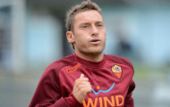 Totti bất ngờ tái phát chấn thương