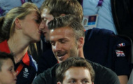 Bố con Becks 'làm nền' cho cặp VĐV hôn nhau