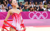 'Búp bê' thể dục diễn 'hăng' rơi cả giầy