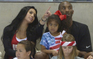 Kobe Bryant trốn vợ, “úp rổ” hoa khôi làng bơi lội