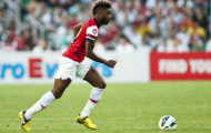 HLV Wenger coi như đã mất Alex Song