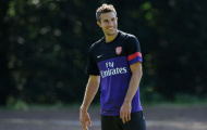 Lukas Podolski tỏa sáng, Wenger vẫn muốn giữ Van Persie