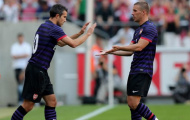Van Persie bị CĐV phản đối, Wenger vẫn quyết giữ