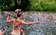 Bí mật rủ nhau đi bơi... nude