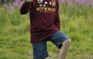 Ashley Cole tặng Huy chương bạc cho fan Man City