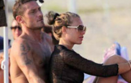 Bà xã tình tứ dựa lưng vào Totti