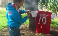 Video: Cổ động viên Arsenal đốt áo đấu Van Persie