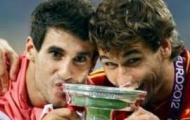 Video: Khán giả đốt pháo sáng phản đối Llorente và Martinez trong buổi tập của Bilbao